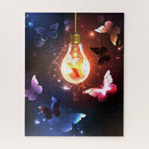 Gloeiende gloeilamp met nachtvlinders legpuzzel