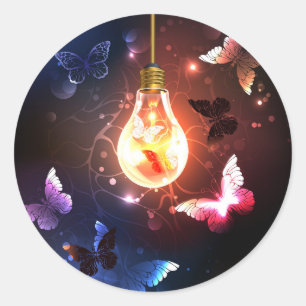 Gloeiende gloeilamp met nachtvlinders ronde sticker