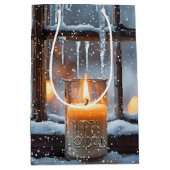 Gloeiende kerstkaars in sneeuw medium cadeauzakje (Voorkant)