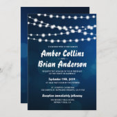 Gloeiende lichte snaren op diepblauwe bokeh bruilo kaart (Voorkant / Achterkant)