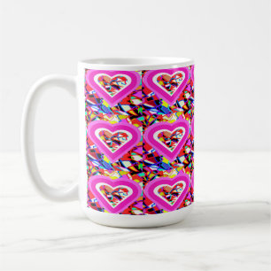 Gloeiende liefdesharten op een mozaïekpatroon koffiemok