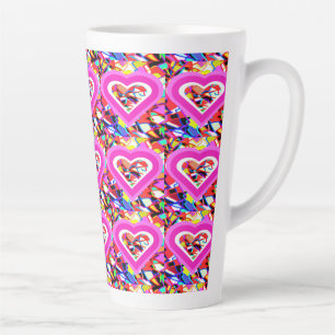 Gloeiende liefdesharten op een mozaïekpatroon latte mok