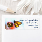 Gloeiende monarchvlinder op Paarse bloem Etiket (Insitu)