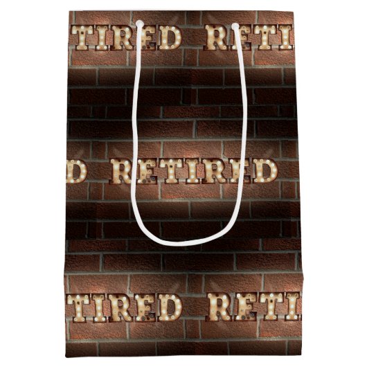Gloeiende Neon Gepensioneerd Teken Op Een Bakstene Medium Cadeauzakje (Achterkant)
