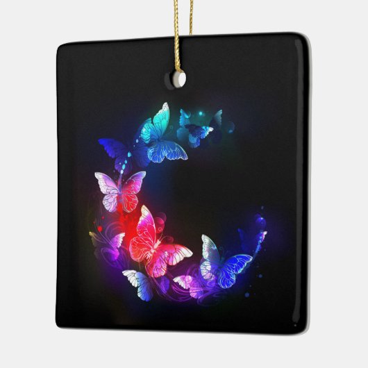 Gloeiende neon nachtvlinders op zwarte achtergrond keramisch ornament (Links)