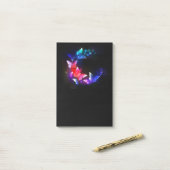 Gloeiende neon nachtvlinders op zwarte achtergrond post-it® notes (Op bureau)