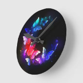 Gloeiende neon nachtvlinders op zwarte achtergrond ronde klok (Hoek)