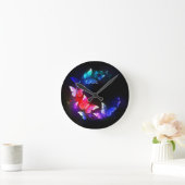 Gloeiende neon nachtvlinders op zwarte achtergrond ronde klok (Huis)