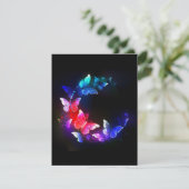 Gloeiende neon nachtvlinders op zwarte achtergrond save the date (Staand voorkant)