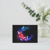 Gloeiende Neon Nachtvlinders op Zwarte achtergrond Visitekaartje (Staand voorkant)