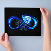 Gloeiende oneindigheid met blauwe roos flyer (Hand)