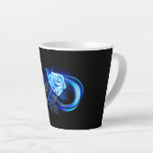 Gloeiende oneindigheid met blauwe roos latte mok (Rechterhoek)