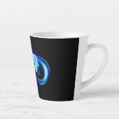 Gloeiende oneindigheid met blauwe roos latte mok (Rechts)