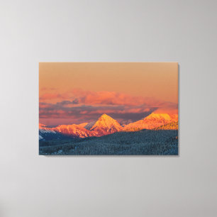 Gloeiende oranje winterbergketen canvas afdruk