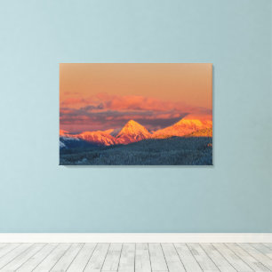 Gloeiende oranje winterbergketen canvas afdruk