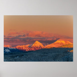 Gloeiende oranje winterbergketen poster