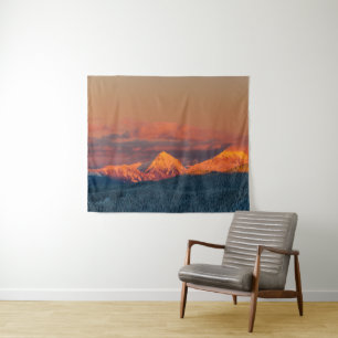 Gloeiende oranje winterbergketen wandkleed