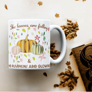 Gloeiende pompoen en herfst laat de vlakte van de koffiemok