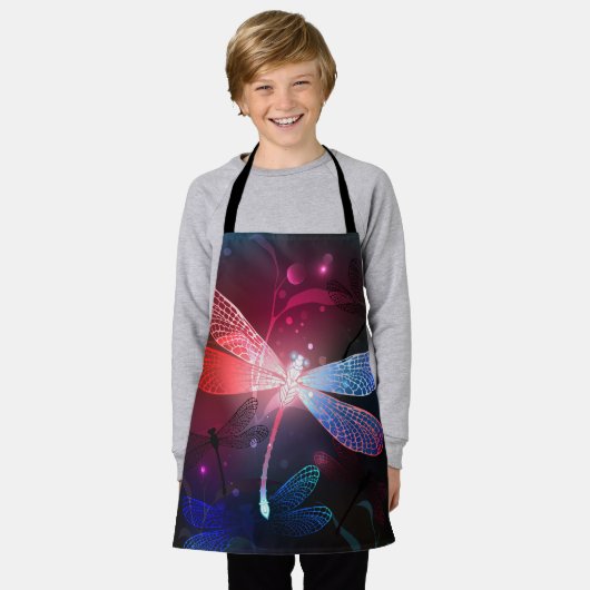 Gloeiende rode libellen schort (Gedragen)