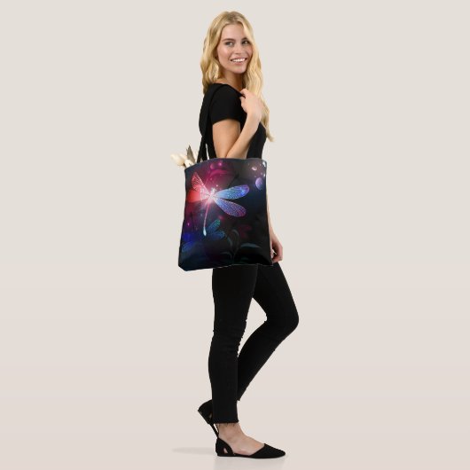Gloeiende rode libellen tote bag (Op model)