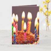 Gloeiende verjaardagskaarsen op een taart kaart (Gele Bloem)