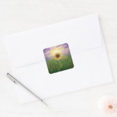 Gloeiende zonnebloem in grasveld vierkante sticker (Envelop)