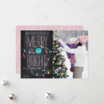 gloeilampen Merry & Bright Chalkboard Feestdagenkaart<br><div class="desc">gloeilampen Merry & Bright op een Chalkboard Background Heldere,  levendige kleuren op deze kerstKaart met een reeks  lampjes</div>