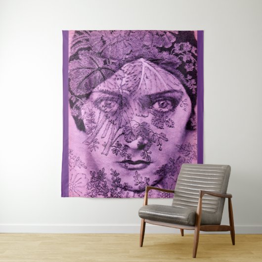 Gloria Swanson in lavender Wandkleed (In situ)