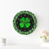 Glorious Green Abstract Pattern Shamrock Clock Grote Klok (Huis)