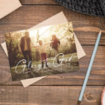 Glory voor God eenvoudige religieuze kerstmis Feestdagenkaart<br><div class="desc">Glory aan God! Viel de reden voor het seizoen met deze tweetnisch religieuze kerstkaart. De Christelijke groet wordt getoond in een modern wit manuscript tegen één enkele horizontale foto. Er is ruimte voor een naam, jaar en andere douanetekst op de voorzijde en de rug heeft ook ruimte voor een bericht...</div>