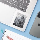 Gloucester-visser die zijn netten aan het reparere sticker (Laptop met iPhone)