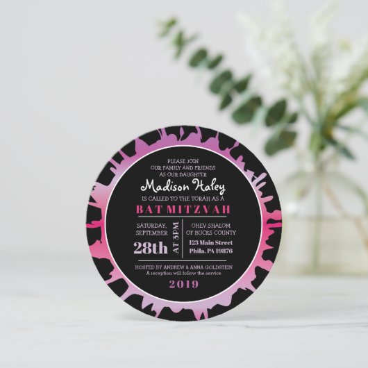 GLOW Fuchsia Splash Bar Bat Mitzvah Uitnodiging (Staand voorkant)