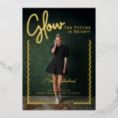 Glow Future is een vrolijk geel neon Afstuderen Folie Uitnodiging (Voorkant)