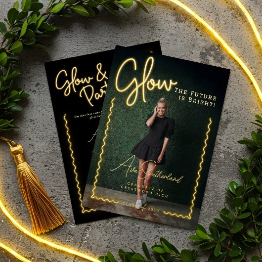 Glow Future is een vrolijk geel neon Afstuderen Folie Uitnodiging