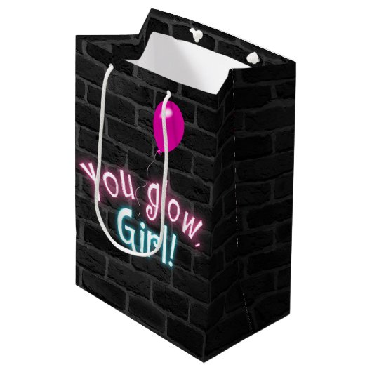 Glow Girl-logo op Brick Wall Medium Cadeauzakje (Voorkant Gekanteld)