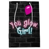 Glow Girl-logo op Brick Wall Medium Cadeauzakje (Voorkant)