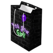 Glow Girl-logo op Brick Wall Medium Cadeauzakje (Voorkant Gekanteld)
