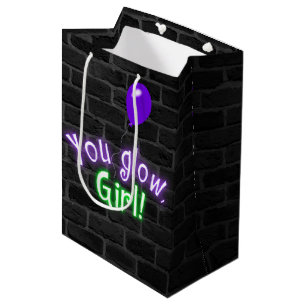 Glow Girl-logo op Brick Wall Medium Cadeauzakje