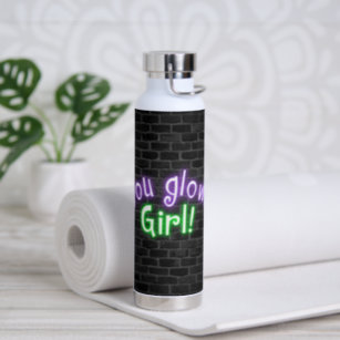 Glow Girl-logo op Brick Waterfles