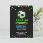 Glow in the dark voetbal verjaardagsuitnodiging kaart (Staand voorkant)