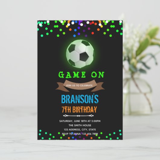 Glow in the dark voetbal verjaardagsuitnodiging kaart (Staand voorkant)