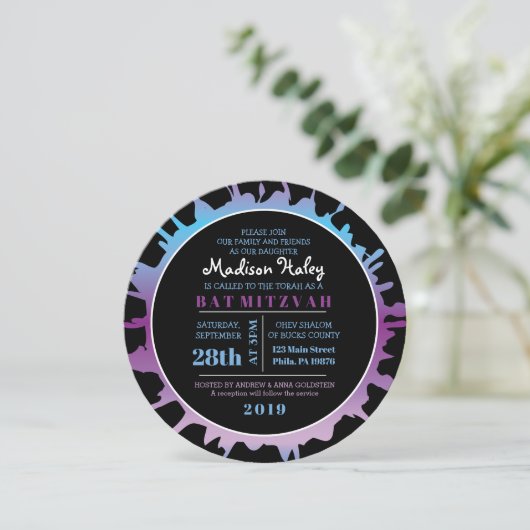 GLOW Rainbow Splash Bar Bat Mitzvah Uitnodiging (Staand voorkant)