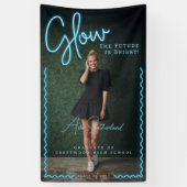 Glow The Future is een vrolijk blauw neon Afstuder Spandoek (Verticaal)