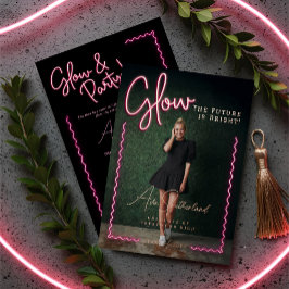 Glow The Future is een vrolijk roze neon Afstudere Folie Uitnodiging