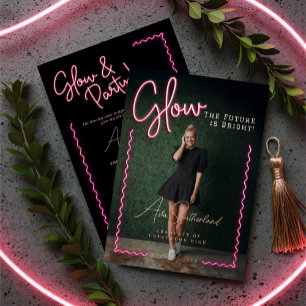 Glow The Future is een vrolijk roze neon Afstudere Folie Uitnodiging