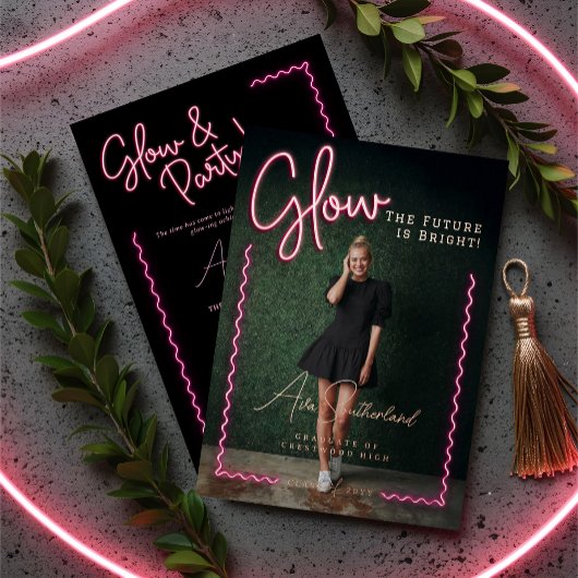 Glow The Future is een vrolijk roze neon Afstudere Folie Uitnodiging