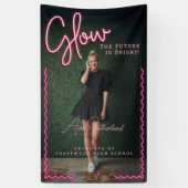 Glow The Future is een vrolijk roze neon Afstudere Spandoek (Verticaal)