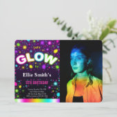 Glow Verjaardag Foto Uitnodiging (Staand voorkant)