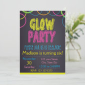 Glow-verjaardagsfeestje uitnodiging met krijtbord (Staand voorkant)