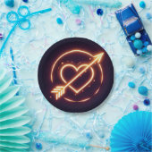 glowing image of a heart with cupid's arrow papieren bordje (Feest)